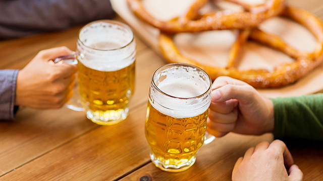 お酒を飲むと関節が痛くなる?